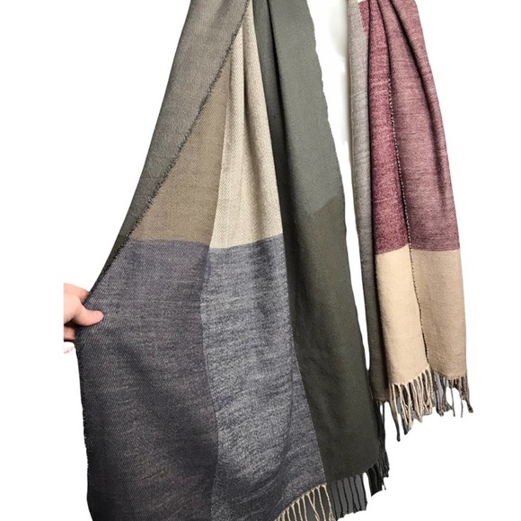Gap | Multi-Color Long Oversized Fringe Scarf warm cute and comfortable - Picture 5 of 7